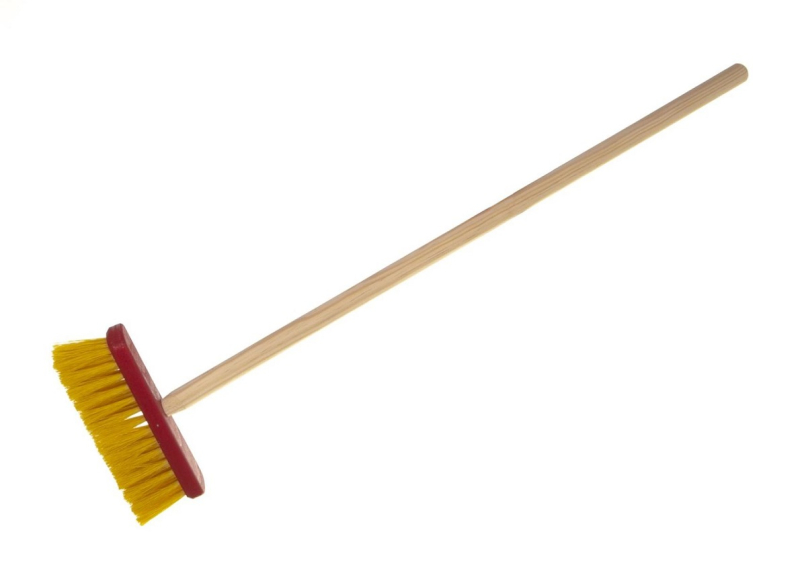 Koště s dřevěnou násadou